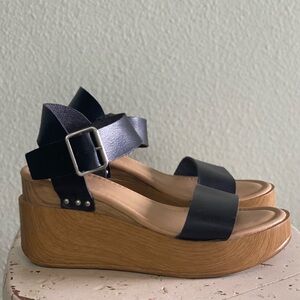 Universal Threads Black and Tan Platform Sandal Women’s Eight
